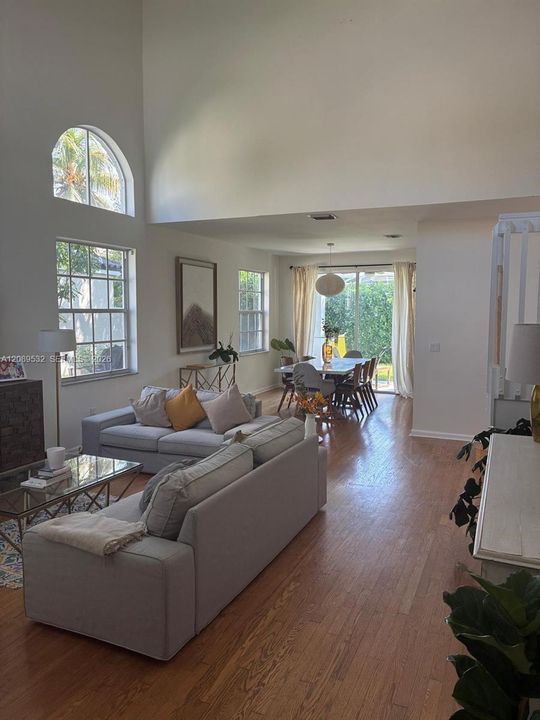 En Venta: $760,000 (4 camas, 3 baños, 2880 Pies cuadrados)