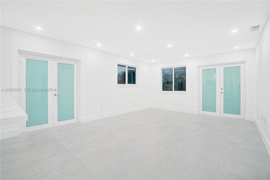 For Rent: $2,650 (2 beds, 1 baths, 1592 Square Feet)