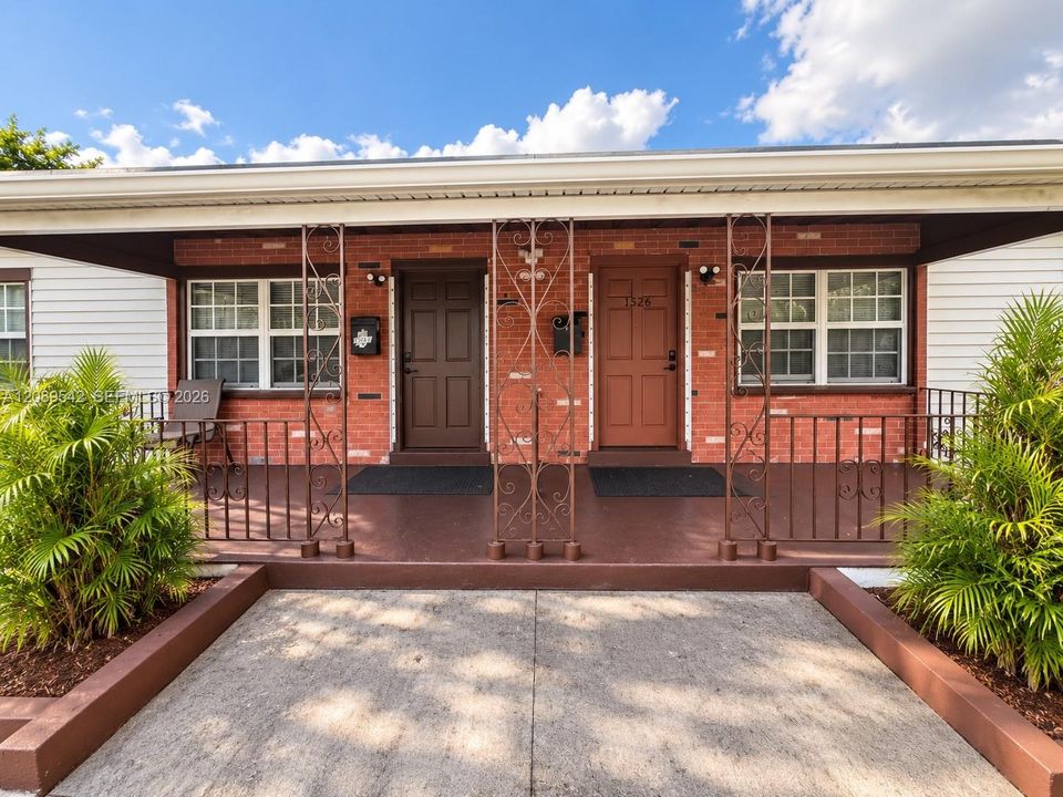 For Rent: $2,400 (2 beds, 1 baths, 1090 Square Feet)
