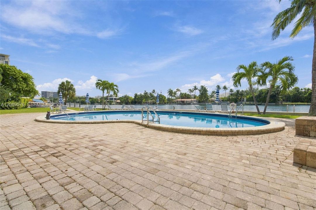 For Sale: $475,000 (2 beds, 2 baths, 1118 Square Feet)