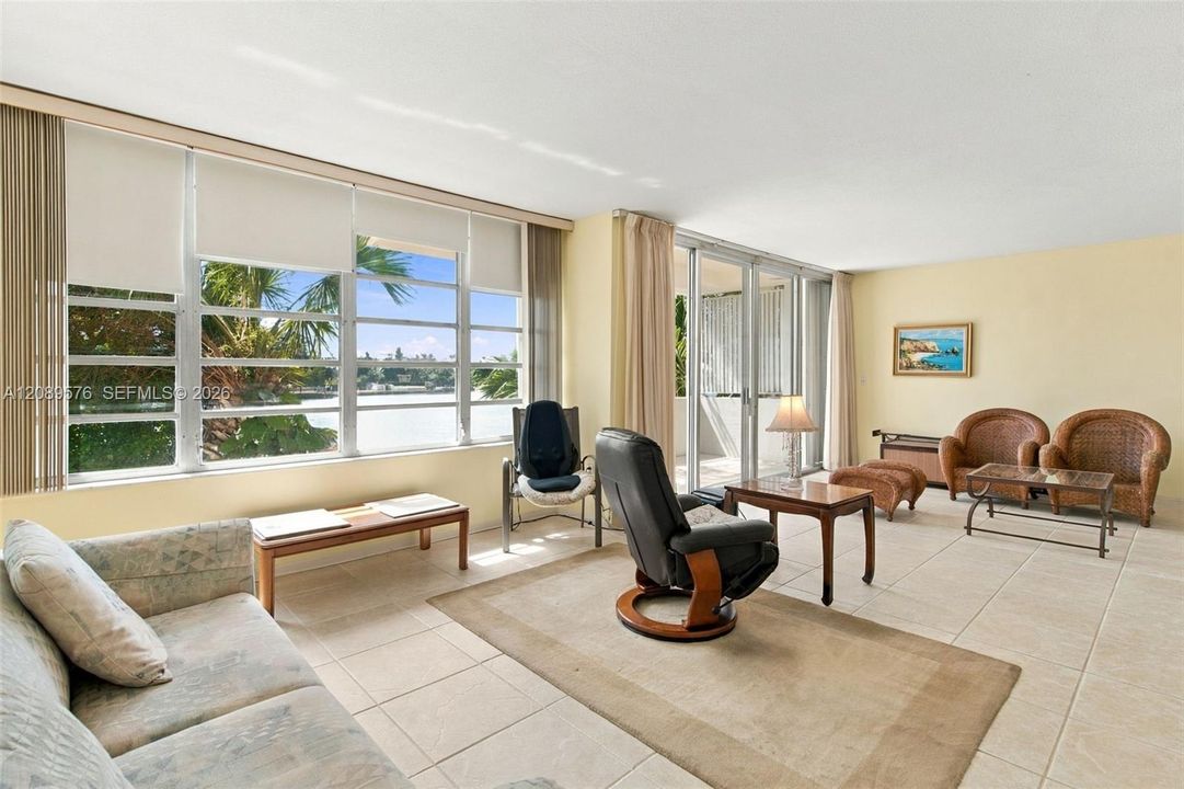 For Sale: $475,000 (2 beds, 2 baths, 1118 Square Feet)