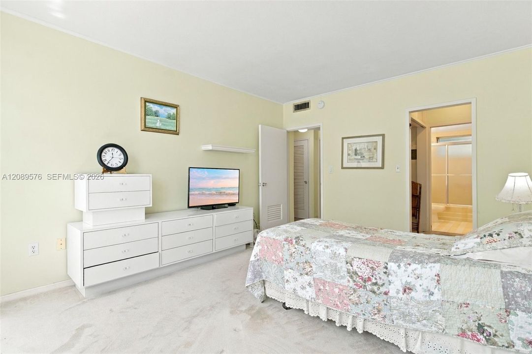For Sale: $475,000 (2 beds, 2 baths, 1118 Square Feet)