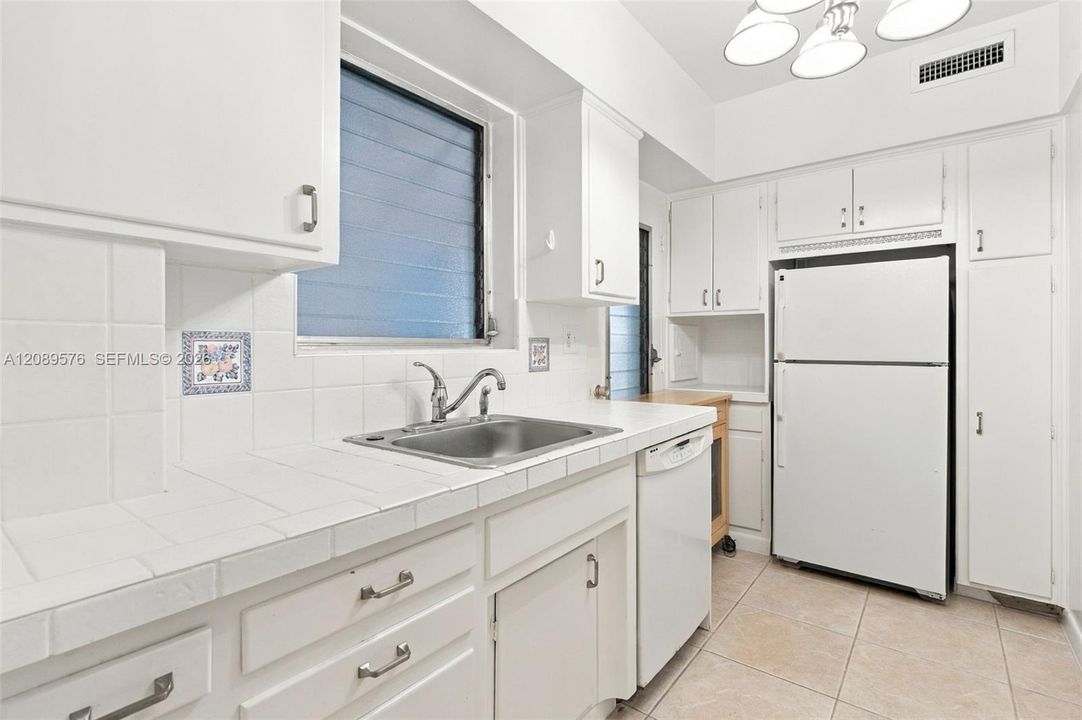 For Sale: $475,000 (2 beds, 2 baths, 1118 Square Feet)