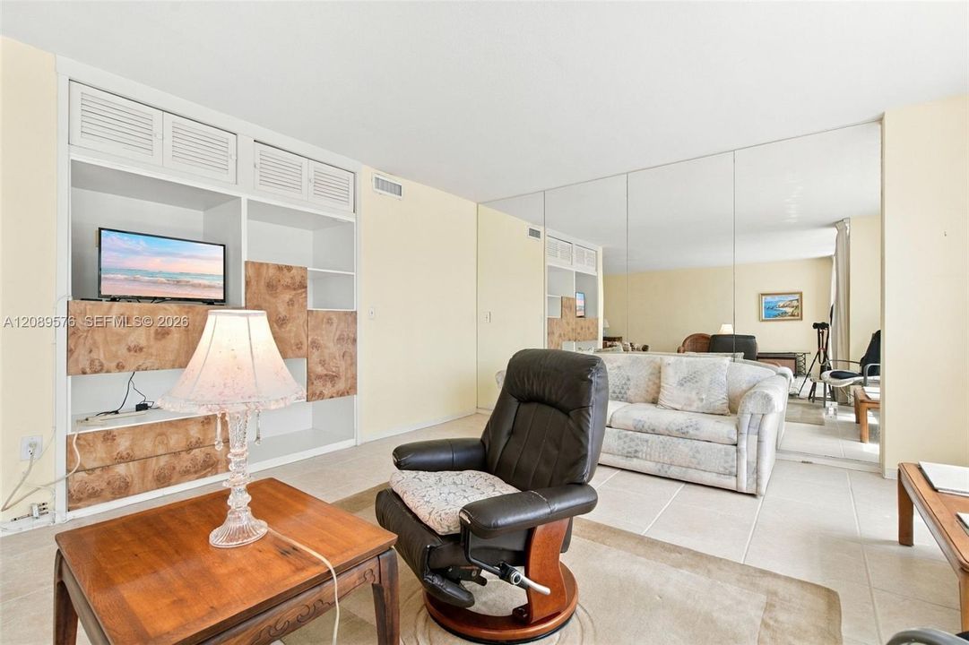 For Sale: $475,000 (2 beds, 2 baths, 1118 Square Feet)