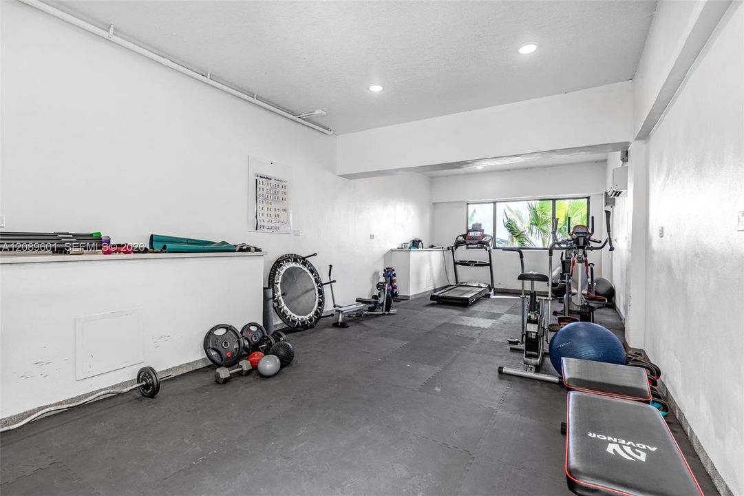 For Rent: $2,800 (2 beds, 1 baths, 981 Square Feet)