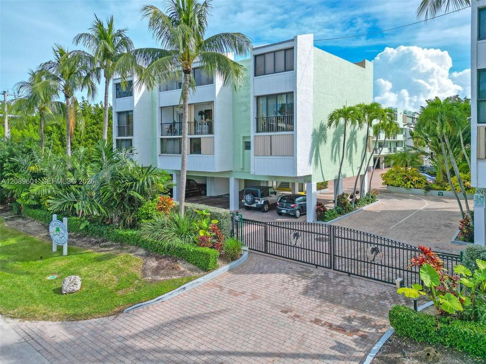 For Rent: $2,800 (2 beds, 1 baths, 981 Square Feet)