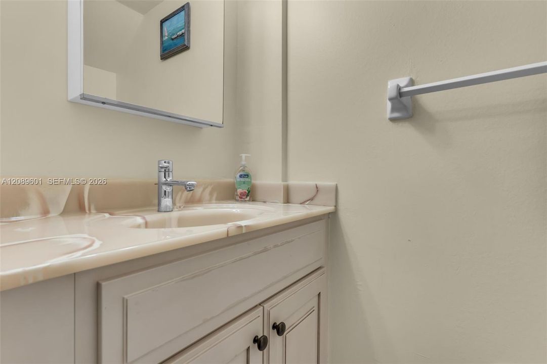 For Rent: $2,800 (2 beds, 1 baths, 981 Square Feet)