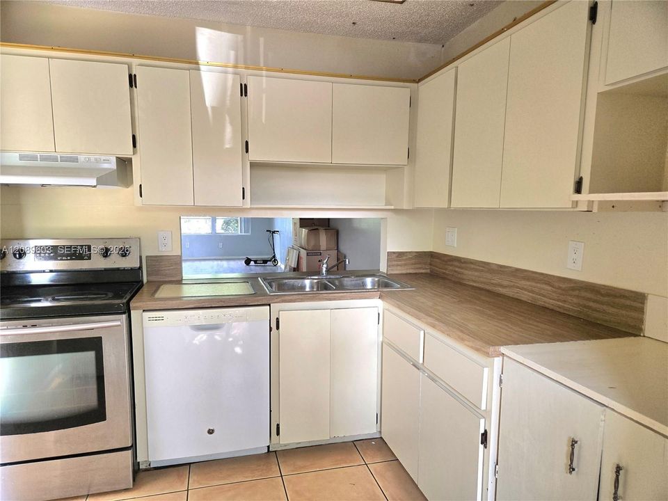En Venta: $296,800 (2 camas, 2 baños, 1099 Pies cuadrados)