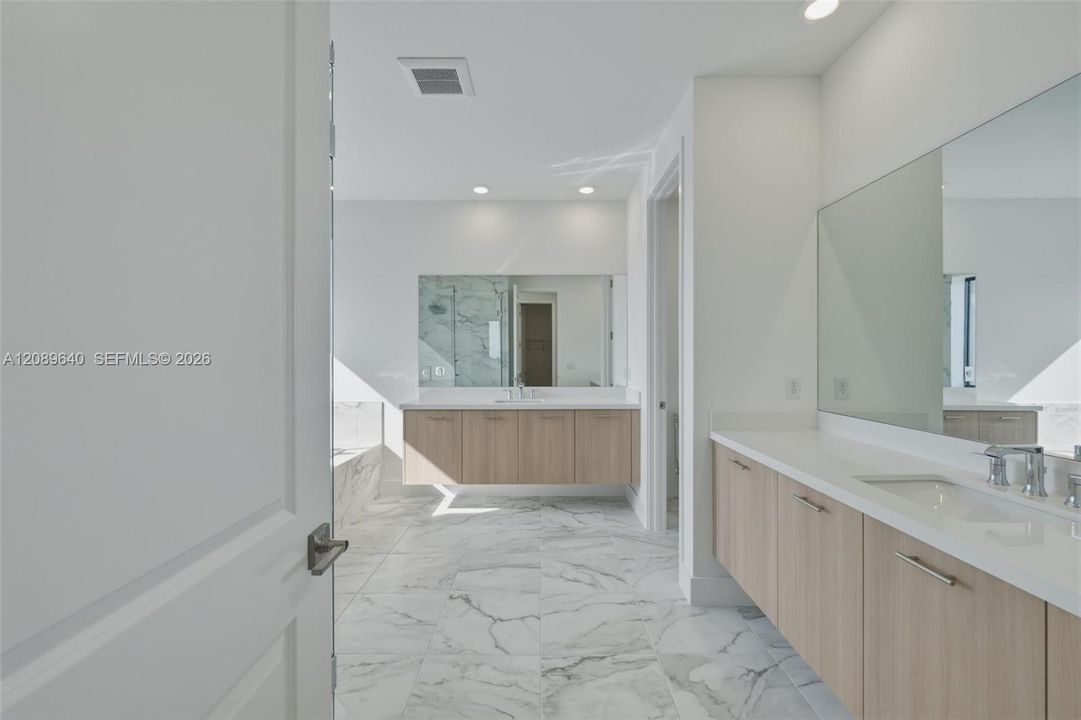 For Rent: $10,000 (5 beds, 5 baths, 5377 Square Feet)