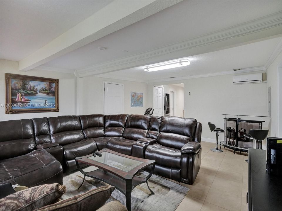 For Rent: $1,250 (1 beds, 1 baths, 1363 Square Feet)