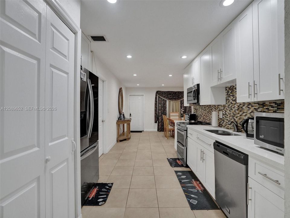 For Rent: $1,250 (1 beds, 1 baths, 1363 Square Feet)