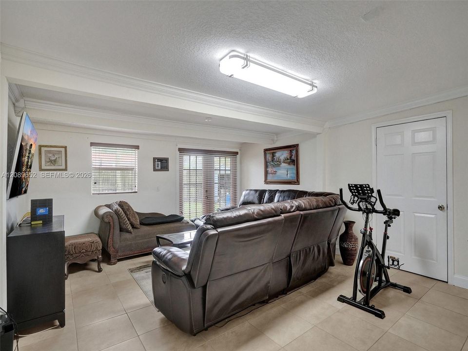 For Rent: $1,250 (1 beds, 1 baths, 1363 Square Feet)