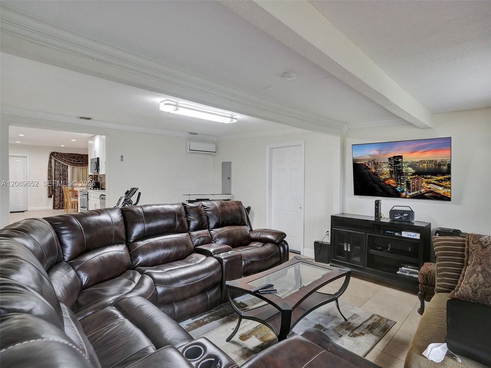 For Rent: $1,250 (1 beds, 1 baths, 1363 Square Feet)