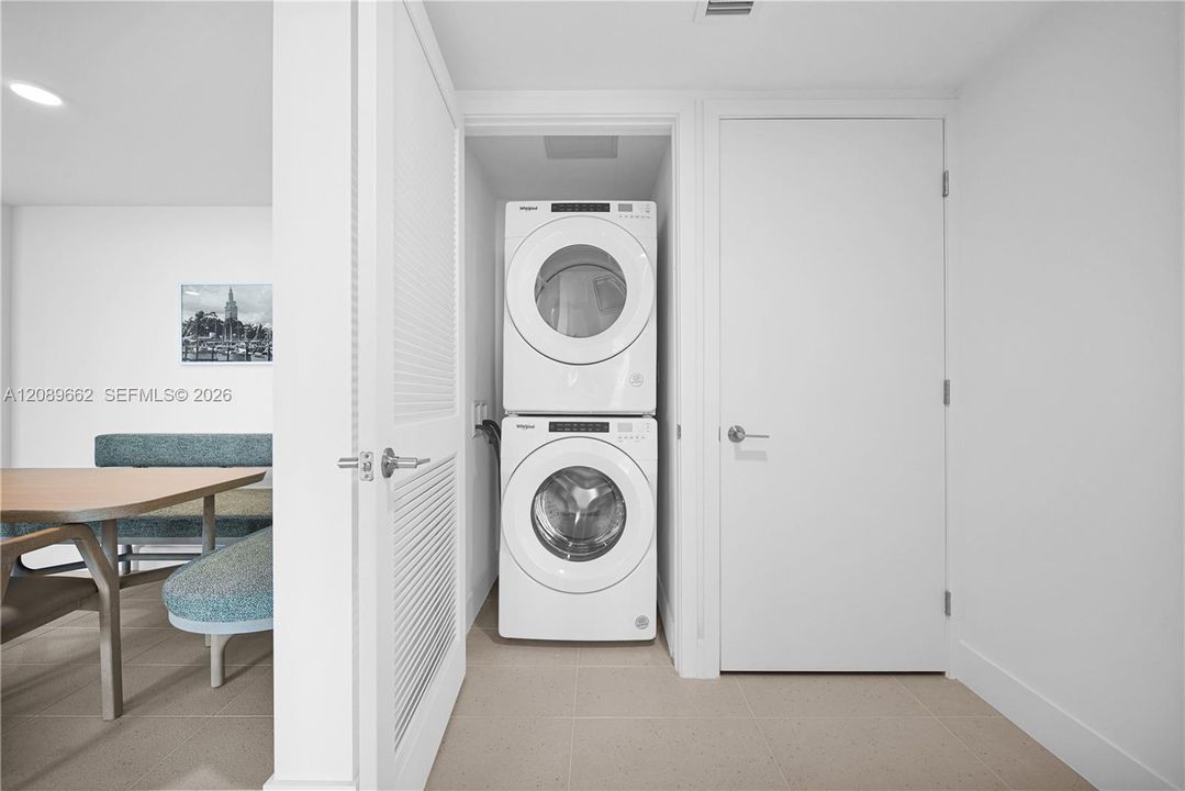 En Venta: $825,000 (2 camas, 2 baños, 907 Pies cuadrados)