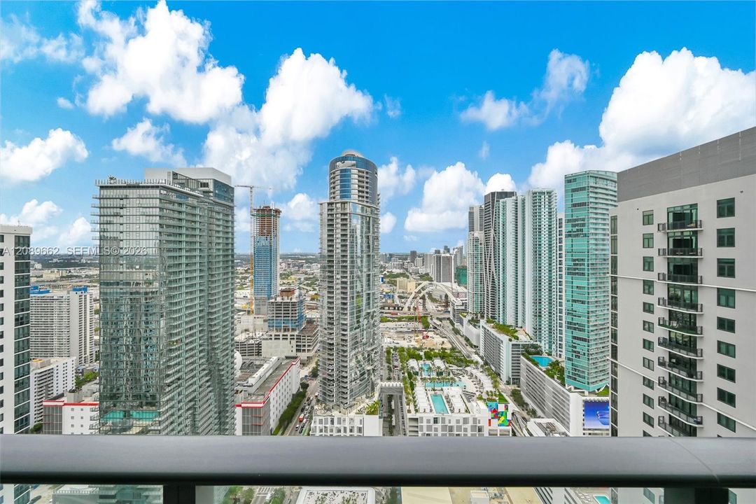 En Venta: $825,000 (2 camas, 2 baños, 907 Pies cuadrados)