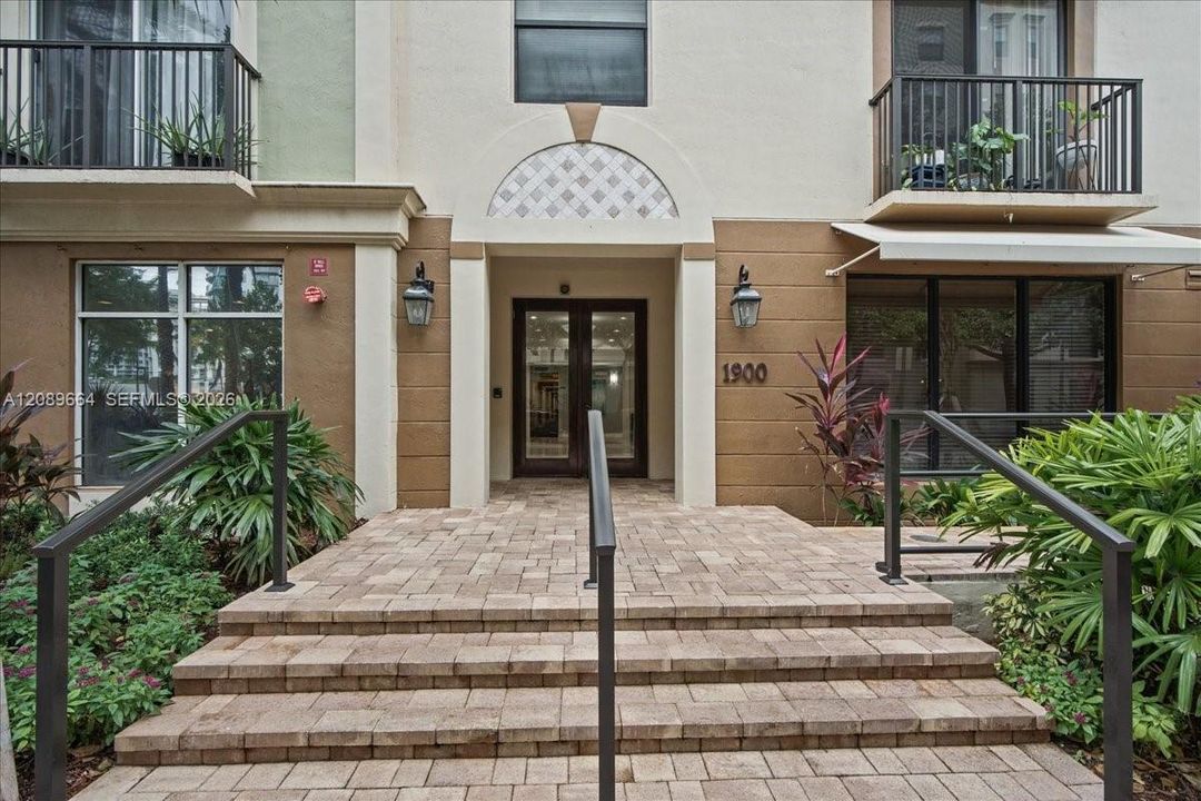 For Rent: $2,000 (1 beds, 1 baths, 736 Square Feet)