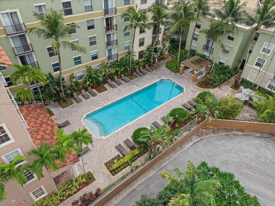 For Rent: $2,000 (1 beds, 1 baths, 736 Square Feet)