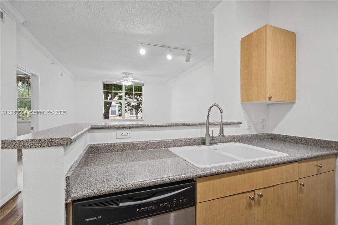 For Rent: $2,000 (1 beds, 1 baths, 736 Square Feet)