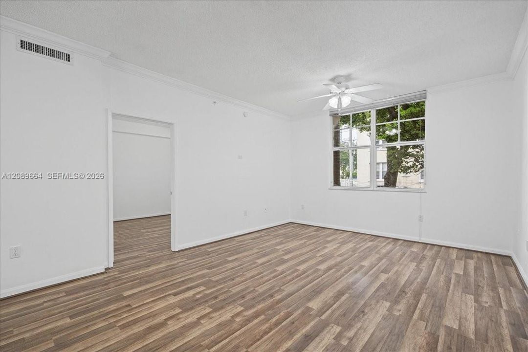 For Rent: $2,000 (1 beds, 1 baths, 736 Square Feet)