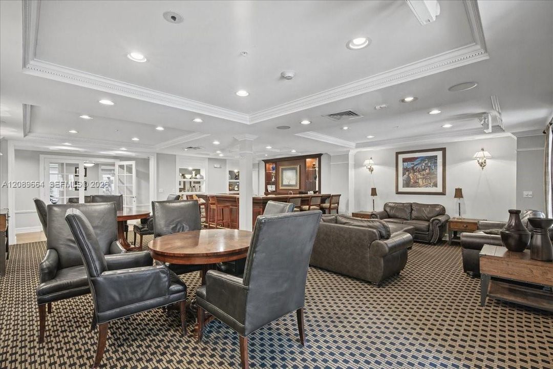 For Rent: $2,000 (1 beds, 1 baths, 736 Square Feet)