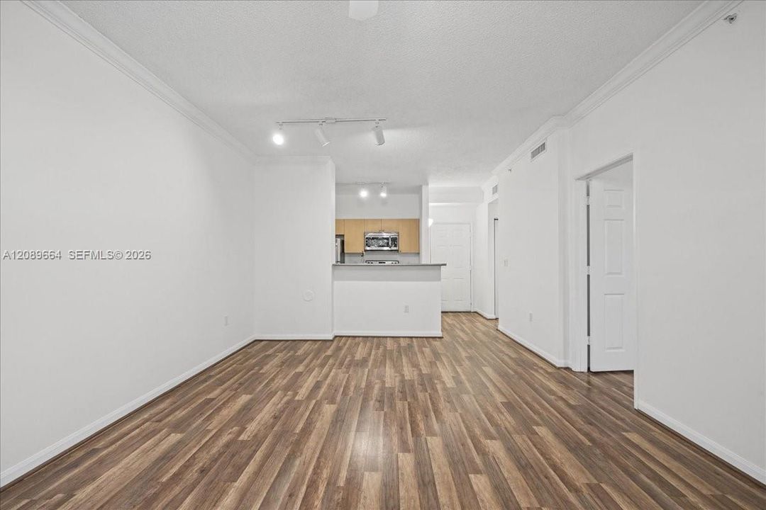 For Rent: $2,000 (1 beds, 1 baths, 736 Square Feet)