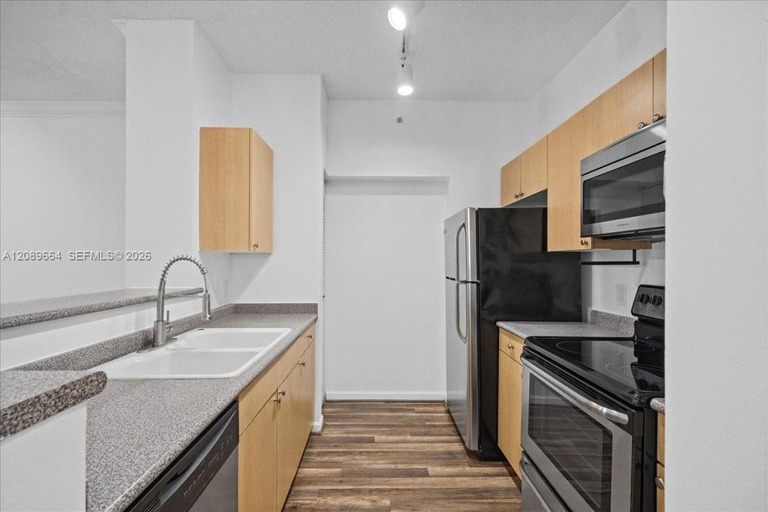 For Rent: $2,000 (1 beds, 1 baths, 736 Square Feet)
