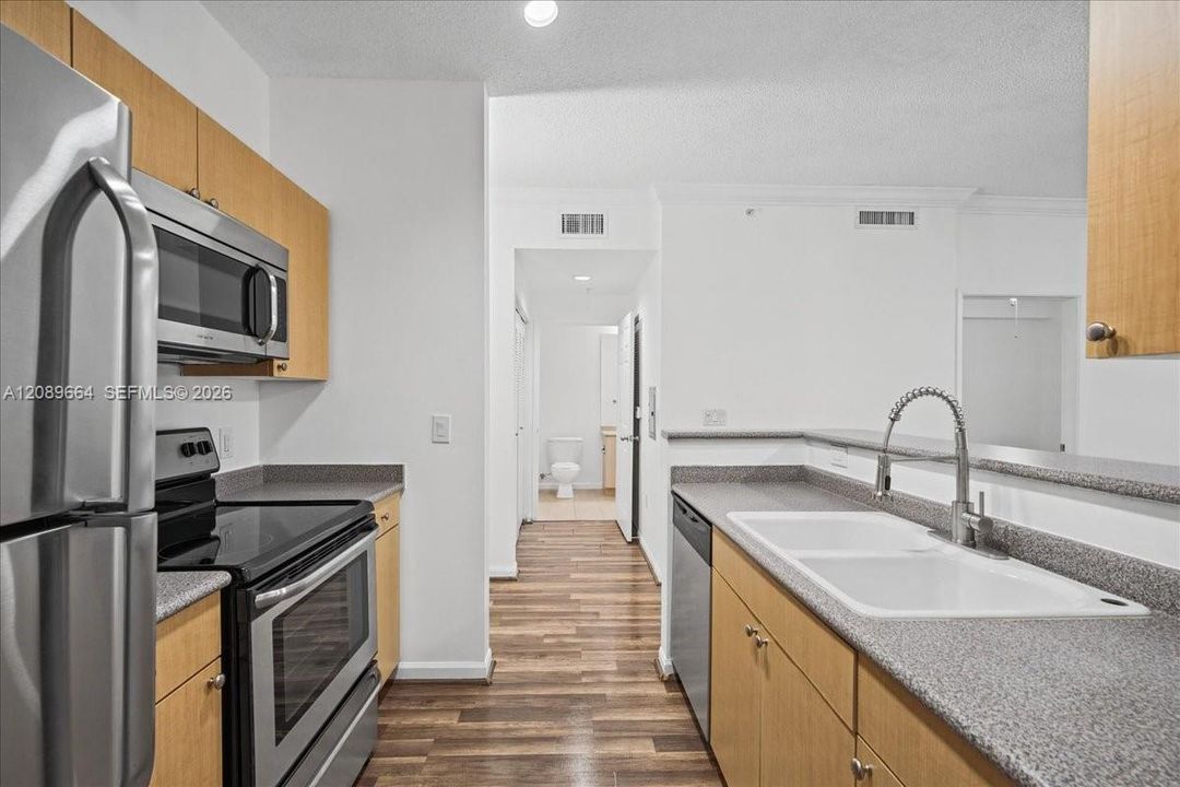 For Rent: $2,000 (1 beds, 1 baths, 736 Square Feet)