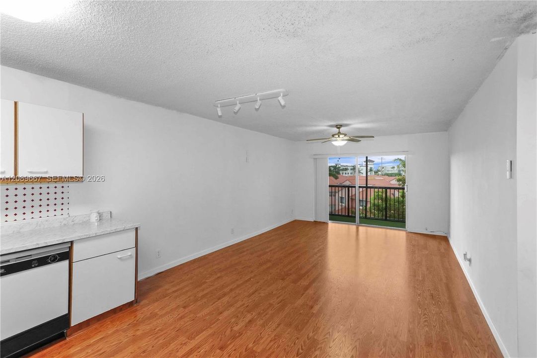 For Rent: $1,950 (1 beds, 1 baths, 770 Square Feet)