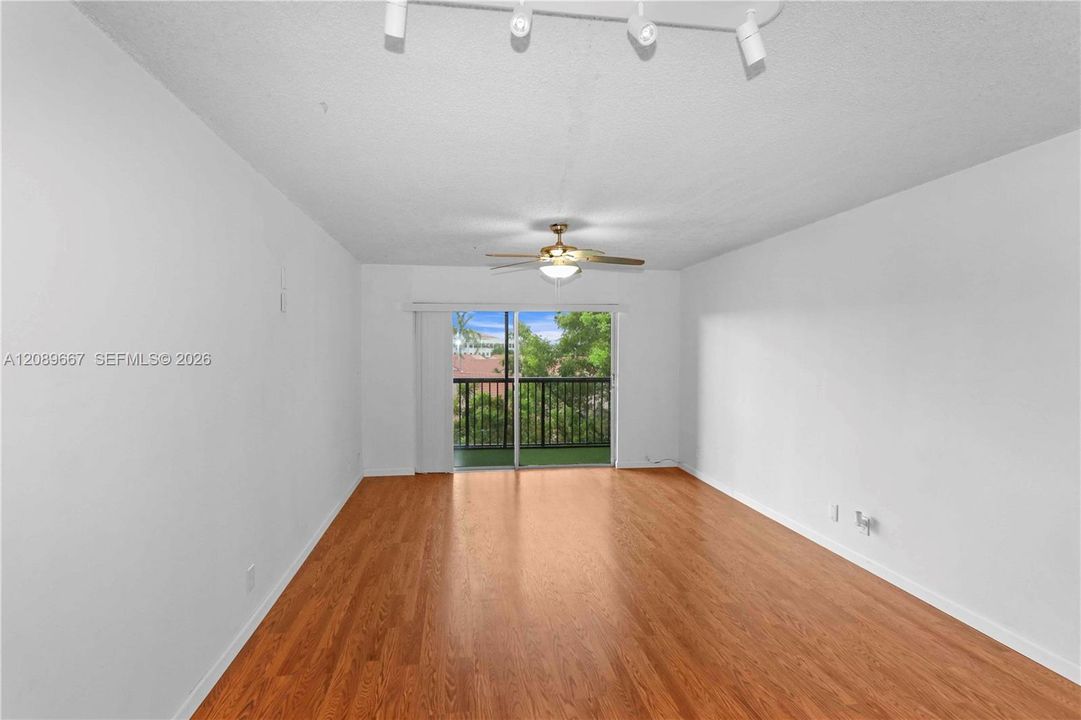For Rent: $1,950 (1 beds, 1 baths, 770 Square Feet)