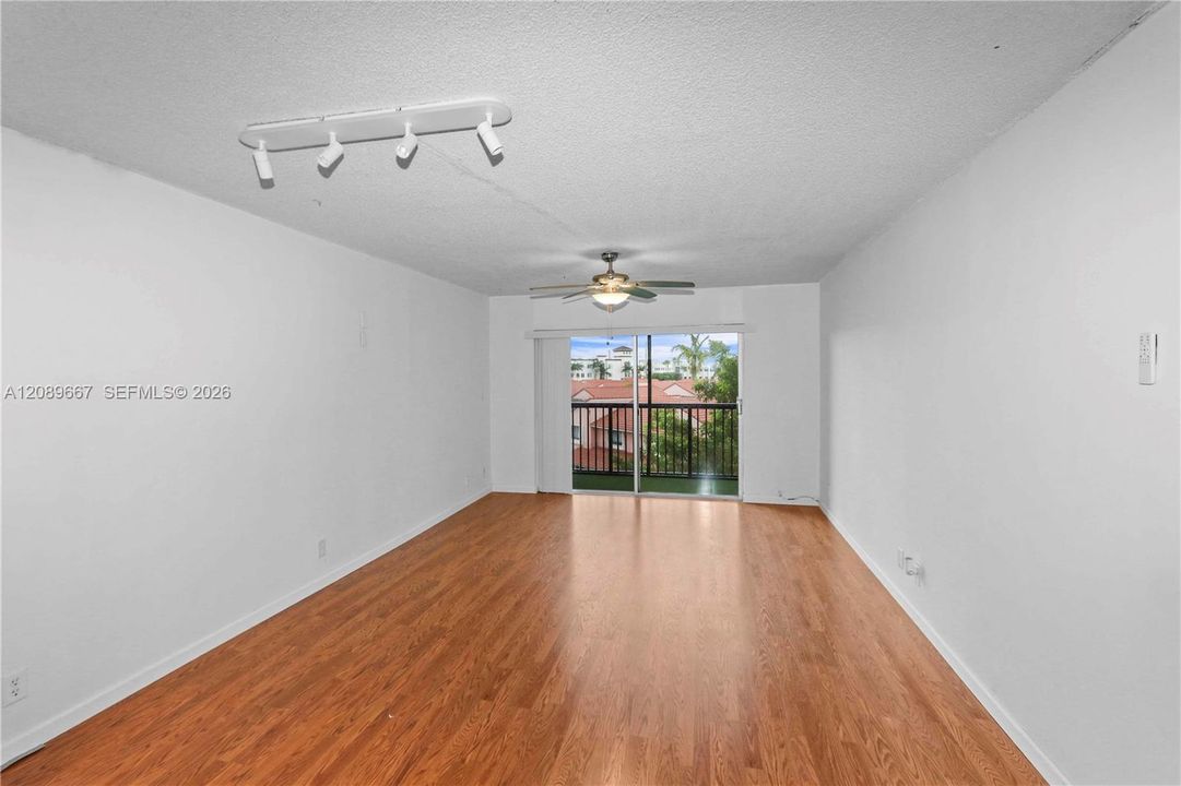 For Rent: $1,950 (1 beds, 1 baths, 770 Square Feet)