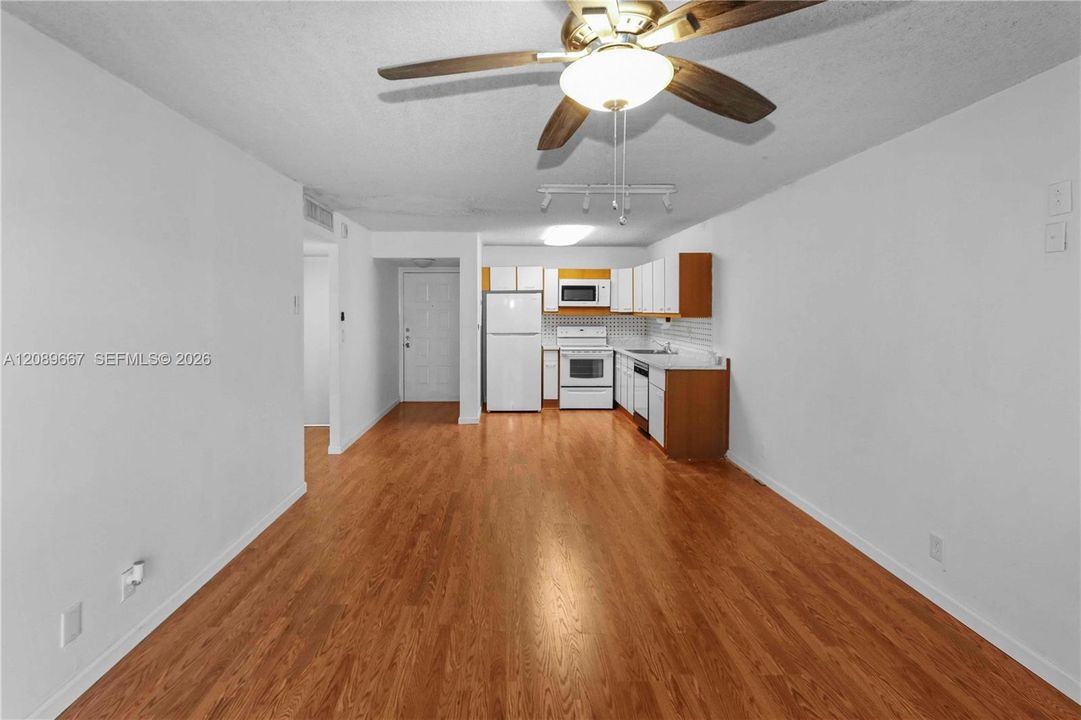 For Rent: $1,950 (1 beds, 1 baths, 770 Square Feet)