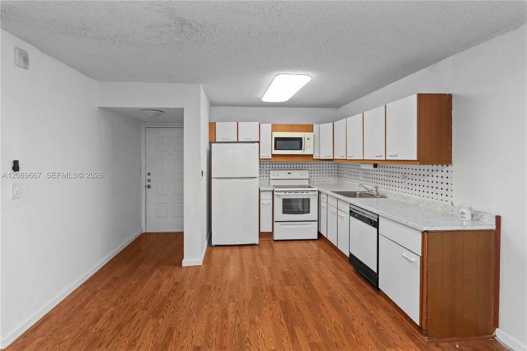For Rent: $1,950 (1 beds, 1 baths, 770 Square Feet)