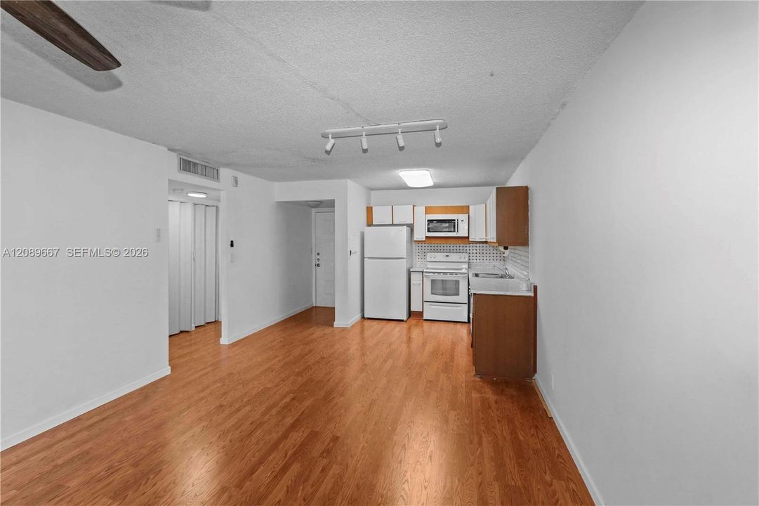For Rent: $1,950 (1 beds, 1 baths, 770 Square Feet)