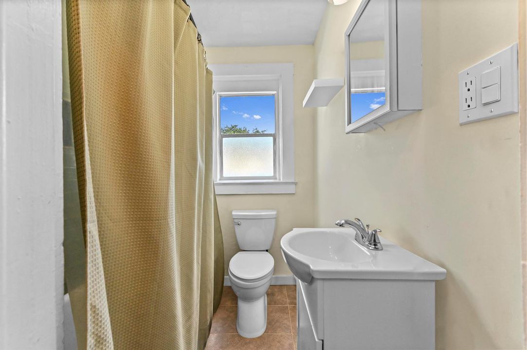 18 Bathroom 01