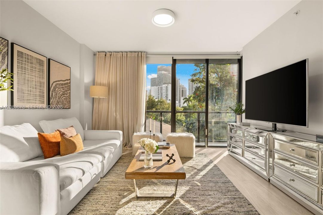For Rent: $3,900 (1 beds, 1 baths, 746 Square Feet)