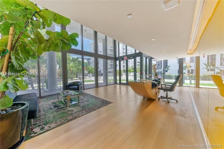 For Rent: $3,900 (1 beds, 1 baths, 746 Square Feet)