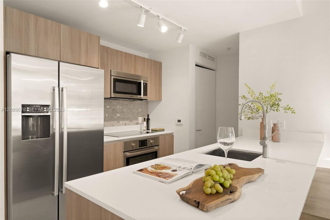 For Rent: $3,900 (1 beds, 1 baths, 746 Square Feet)
