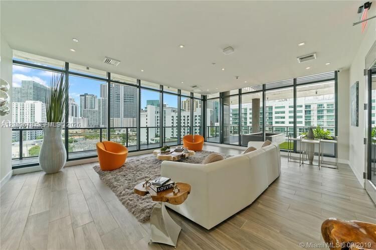 For Rent: $3,900 (1 beds, 1 baths, 746 Square Feet)