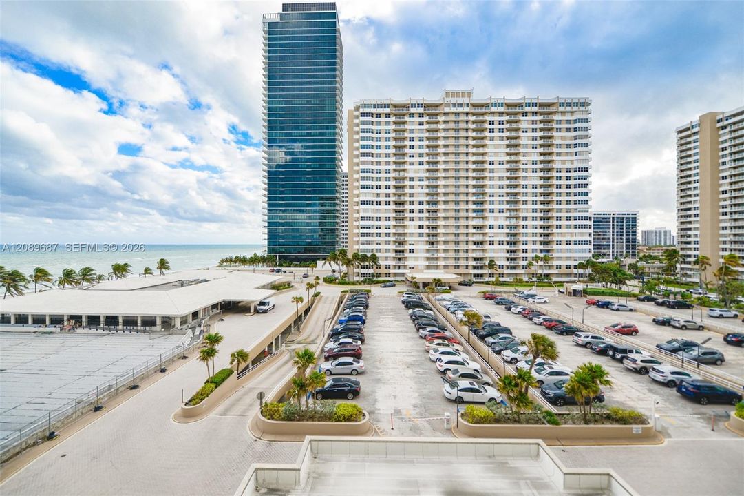 For Sale: $490,000 (1 beds, 1 baths, 870 Square Feet)
