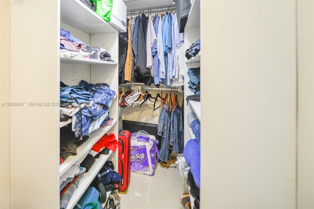 For Sale: $490,000 (1 beds, 1 baths, 870 Square Feet)