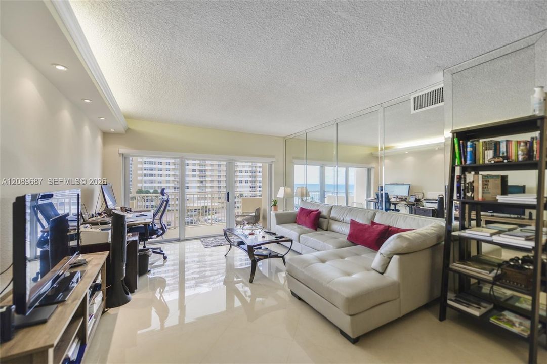 For Sale: $490,000 (1 beds, 1 baths, 870 Square Feet)
