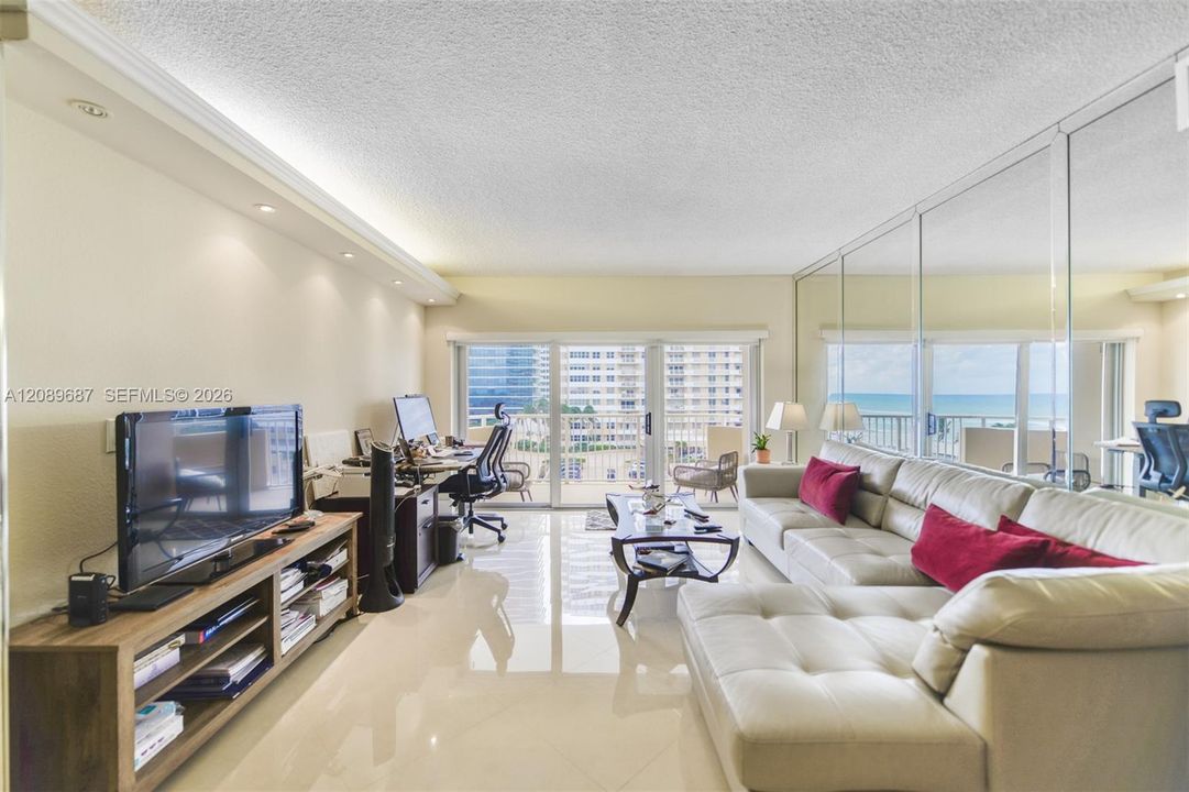 For Sale: $490,000 (1 beds, 1 baths, 870 Square Feet)