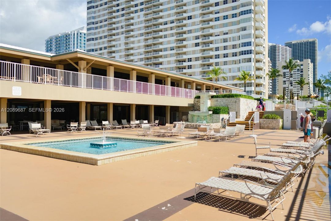 For Sale: $490,000 (1 beds, 1 baths, 870 Square Feet)