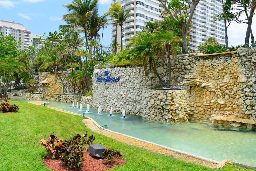 For Sale: $490,000 (1 beds, 1 baths, 870 Square Feet)