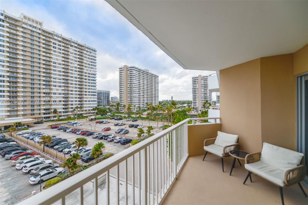 For Sale: $490,000 (1 beds, 1 baths, 870 Square Feet)