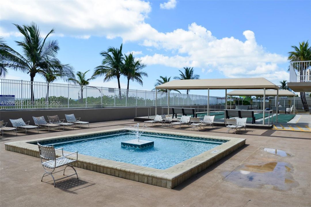 For Sale: $490,000 (1 beds, 1 baths, 870 Square Feet)