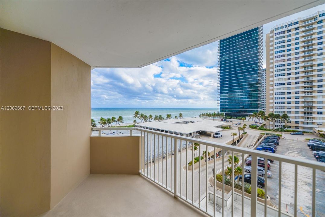 For Sale: $490,000 (1 beds, 1 baths, 870 Square Feet)
