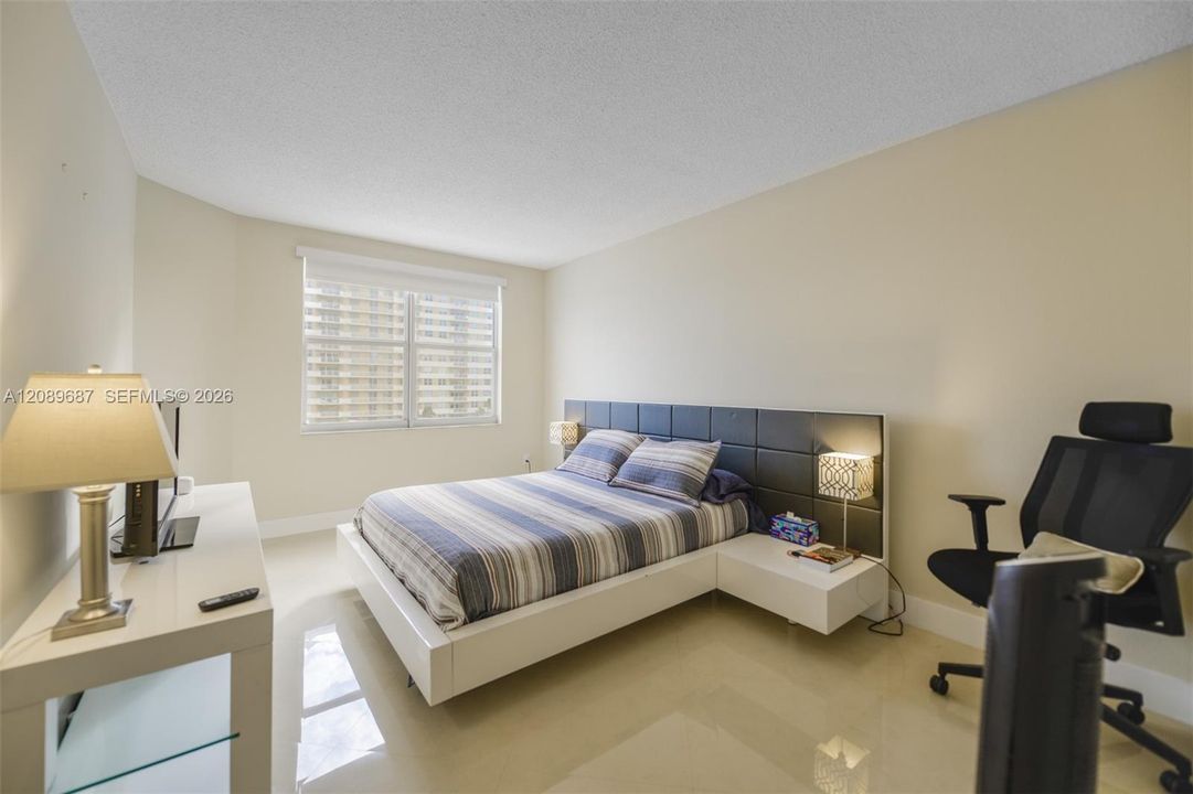 For Sale: $490,000 (1 beds, 1 baths, 870 Square Feet)