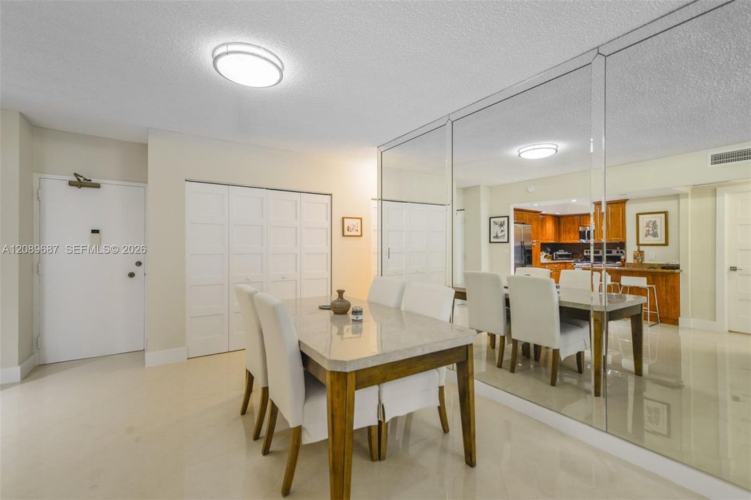 For Sale: $490,000 (1 beds, 1 baths, 870 Square Feet)