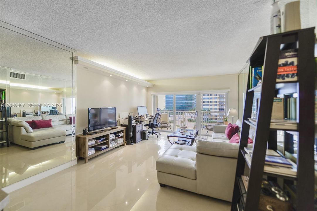 For Sale: $490,000 (1 beds, 1 baths, 870 Square Feet)